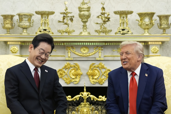 U.S. President Donald Trump, right, meets with President Lee Jae Myung in the Oval Office of the White House in Washington on Aug. 25. [AP/YONHAP] 