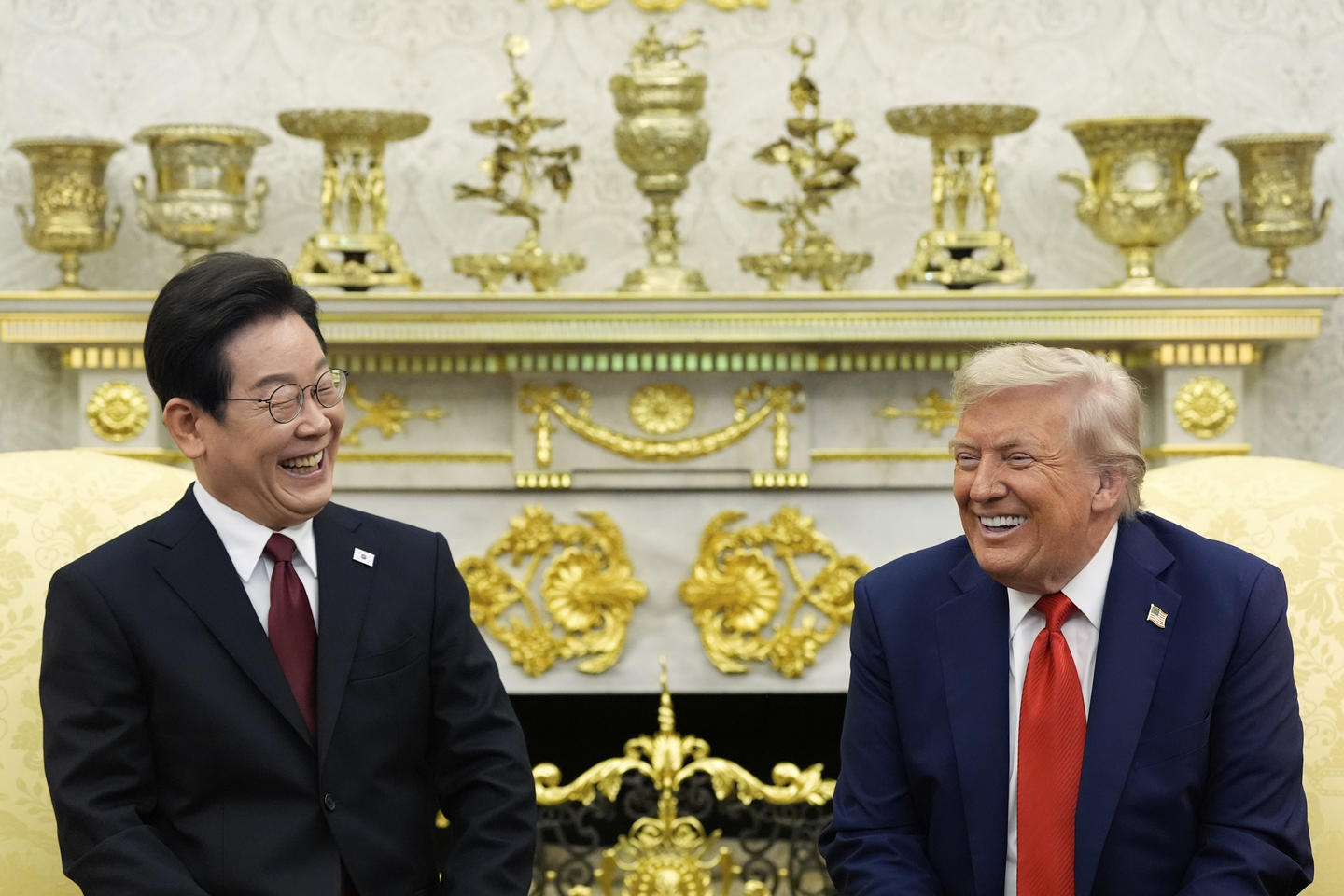 U.S. President Donald Trump, right, meets with President Lee Jae Myung in the Oval Office of the White House on Aug. 25. [AP/YONHAP]