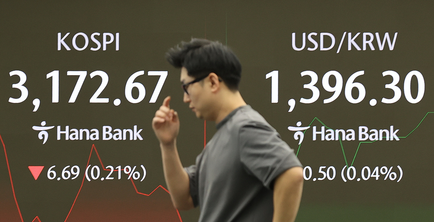 A screen in Hana Bank's trading room in central Seoul shows the Kospi opening on Aug. 27. [YONHAP]