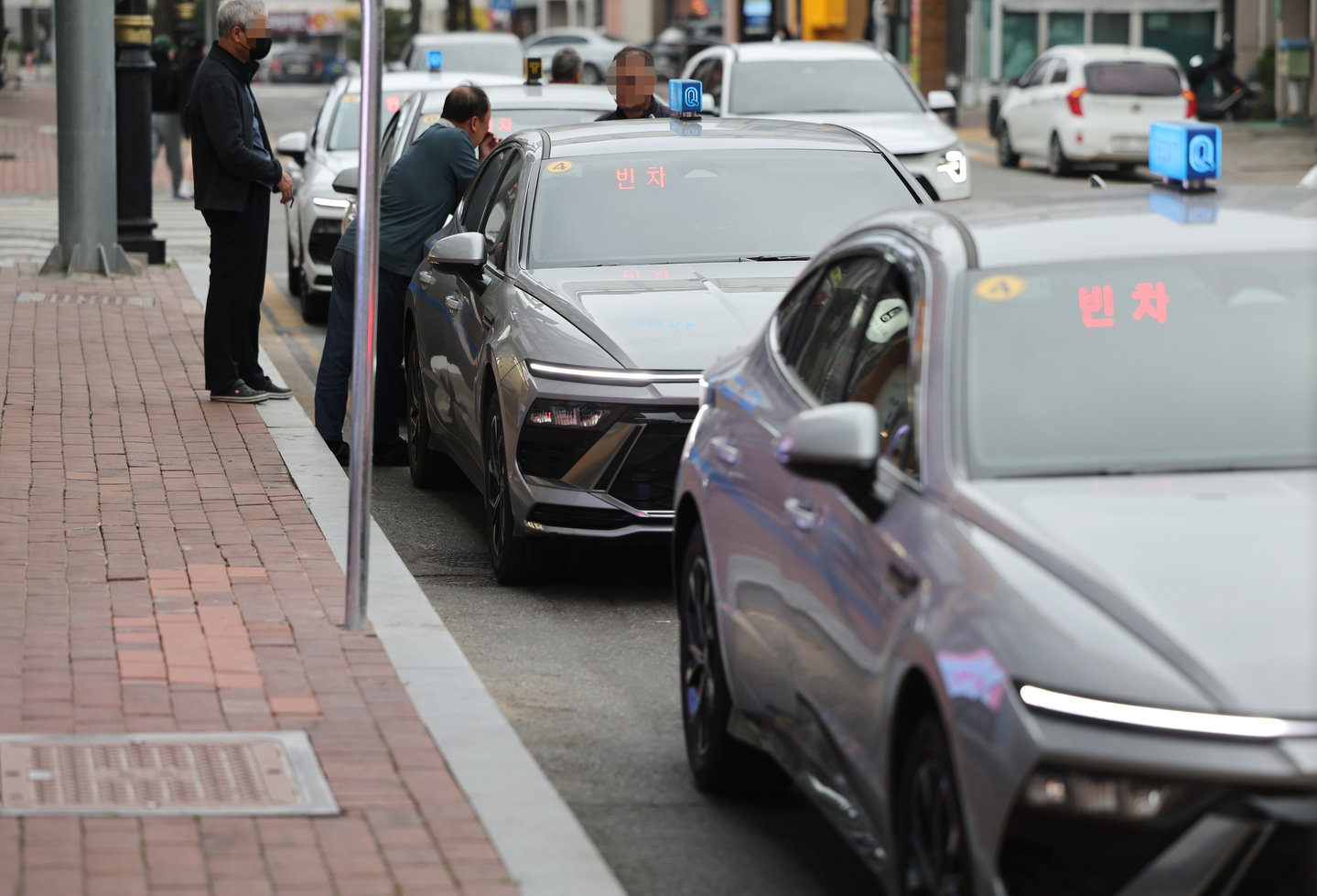 Taxis waiting for customers are parked at a street in Andong, North Gyeongsang, on March 27. [YONHAP] 