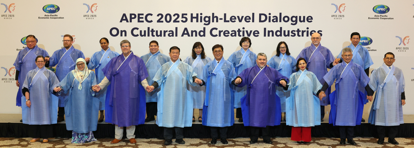 Participants of APEC 2025 High-Level Dialogue on Cultural and Creative Industries pose for photo in hanbok (Korean traditional clothing) on Aug. 27 in Gyeongju. [MINISTRY OF CULTURE, SPORTS AND TOURISM]