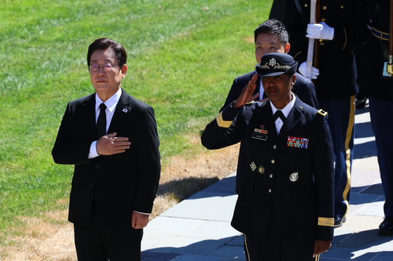 Korean President Lee Jae Myung, left, pays his respects to fallen U.S. service members at Arlington National Cemetery in Arlington, Virginia, on Aug. 26. [JOINT PRESS CORPS]