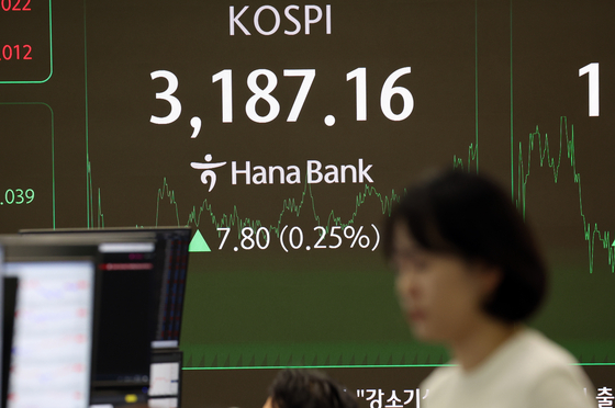 A screen in Hana Bank's trading room in central Seoul shows the Kospi closing at 3,187.16 points on Aug. 27, up 7.80 points, or 0.25 percent, from the previous trading session. [NEWS1] 