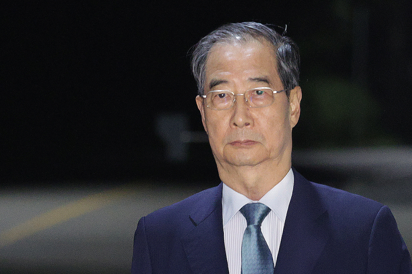 Former Prime Minister Han Duck-soo leaves the Seoul Detention Center in Uiwang, Gyeonggi, on Aug. 27, after the Seoul Central District Court rejected a special counsel’s request to arrest him over his alleged involvement in former President Yoon Suk Yeol’s imposition of martial law. [NEWS1] 