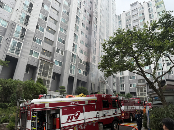 Fire authorities are dispatched to the scene of a fire at an apartment in Mandeok-dong, Buk District, Busan on July 13. [BUSAN FIRE HEADQUARTERS]