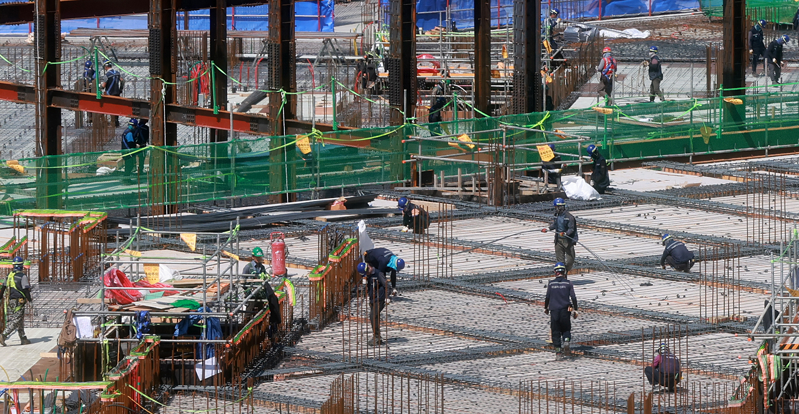 Construction workers work at a new apartment building in Seoul on April 30. According to statistics, the number of deaths from industrial accidents last year reached 827, an increase of 15 from 2023. By industry, construction accounted for the largest share with 328 fatalities.[NEWS1] 