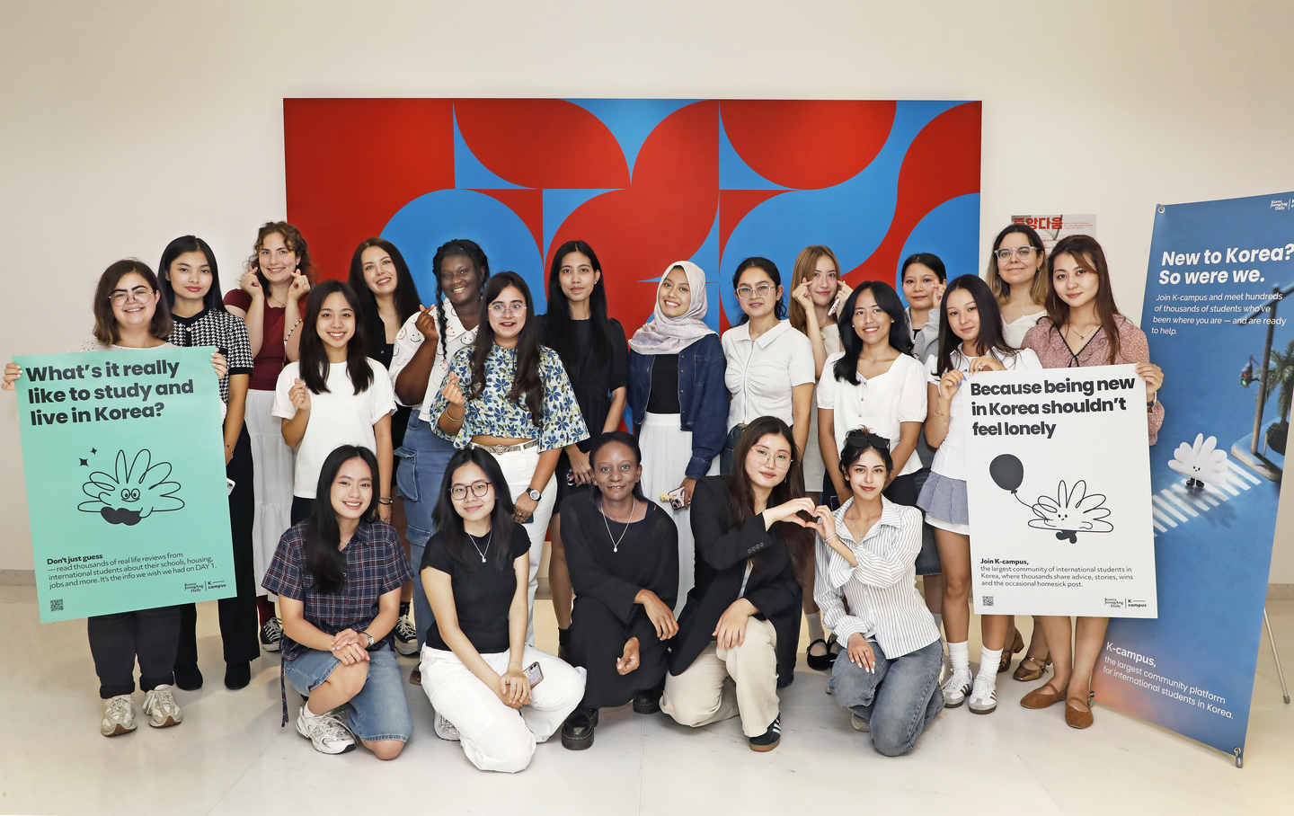 Students participating in the fourth batch of the K-campus University Ambassadors program pose for a photo during the orientation held at the JoongAng Ilbo Building in Mapo District, western Seoul, on Aug. 28. [PARK SANG-MOON] 