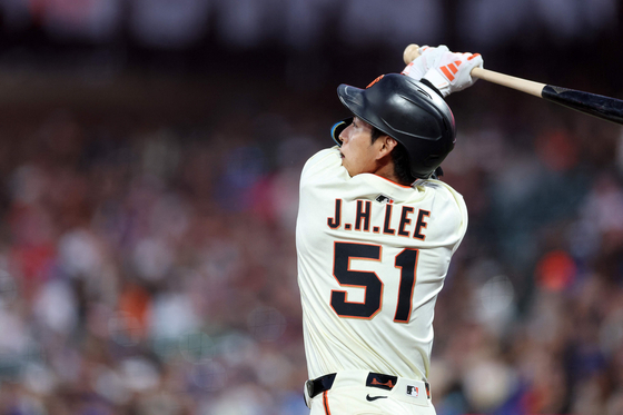 Lee Jung-hoo of the San Francisco Giants hits a double against the Chicago Cubs in the fourth inning at Oracle Park on August 27, in San Francisco, California.  [AFP/YONHAP]