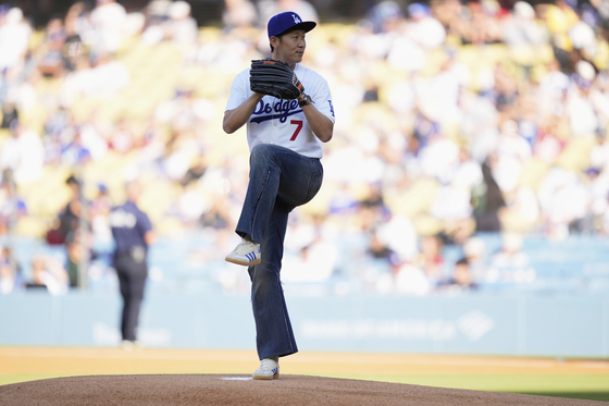 Los Angeles forward Son Heung-min throws out a ceremonial first pitch before the MLB game between the Los Angeles Dodgers and the Cincinnati Reds on Aug. 27 in Los Angeles. [AP/YONHAP]
