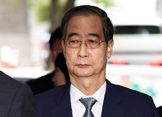 Former Prime Minister Han Duck-soo arrives at the Seoul Central District Court in Seocho District, southern Seoul, on Aug. 27 to attend his pretrial detention hearing. [NEWS1]