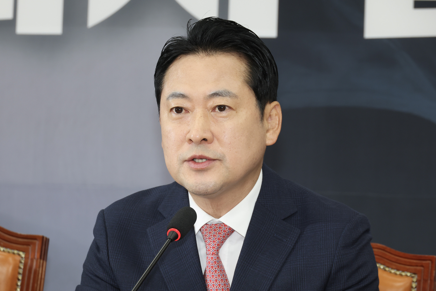 People Power Party leader Jang Dong-hyuk speaks during a meeting of supreme council members at the National Assembly in western Seoul on Aug. 28. [JUN MIN-KYU]