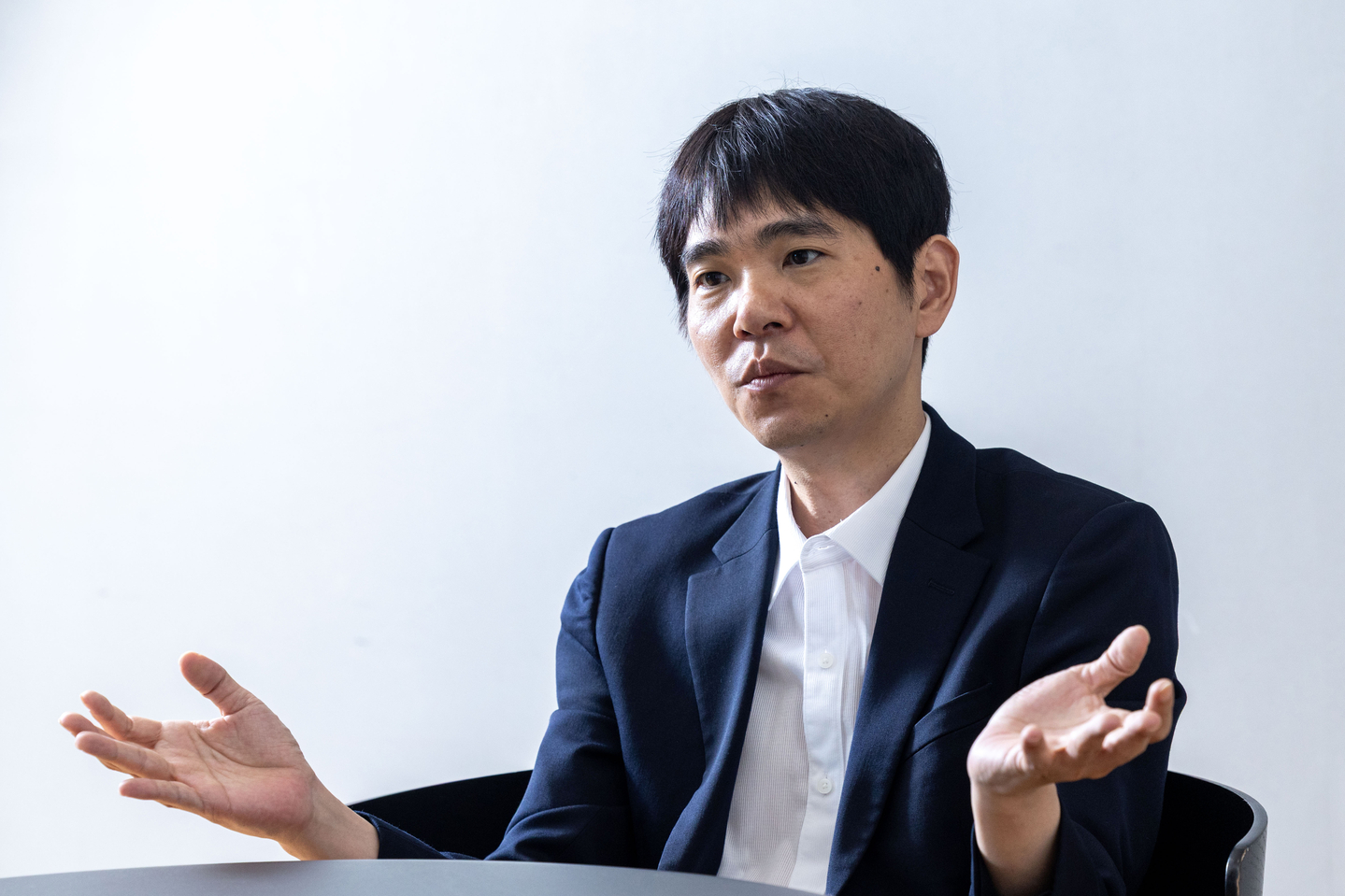 Go grandmaster Lee Se-dol speaks during an interview with JoongAng Ilbo in Mapo District, western Seoul, on June 19. [JANG JIN-YOUNG]