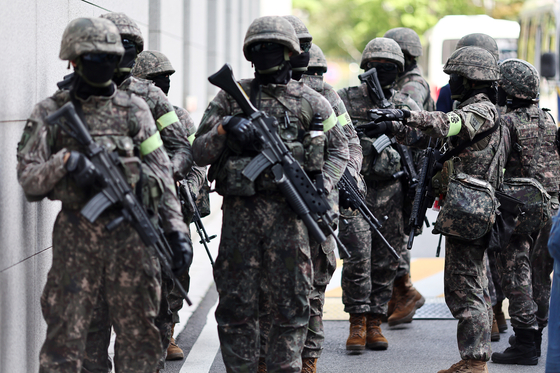 Soldiers wait during a joint counterterrorism drill held at the government complex annex in central Seoul on Aug. 19. [YONHAP]