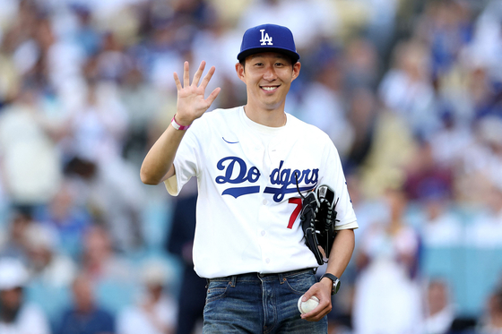 Los Angeles FC forward Son Heung-min waves before the MLB game between the Los Angeles Dodgers and the Cincinnati Reds at Dodger Stadium on Aug. 27 in Los Angeles. [AFP/YONHAP]