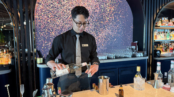 Raphael Halimi makes a cocktail as part of the omakase bar course. [WOO JI-WON]