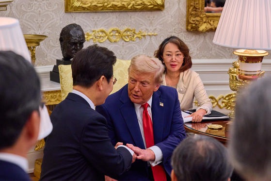 Korean President Lee Jae Myung, left, and U.S. President Donald Trump chat at the White House in Washington on Aug. 25. [JOINT PRESS CORPS]