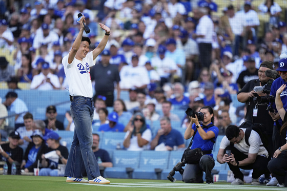 Los Angeles FC forward Son Heung-min reacts to the crowd after throwing out a ceremonial first pitch before the MLB game between the Los Angeles Dodgers and the Cincinnati Reds on Aug. 27 in Los Angeles. [AP/YONHAP]