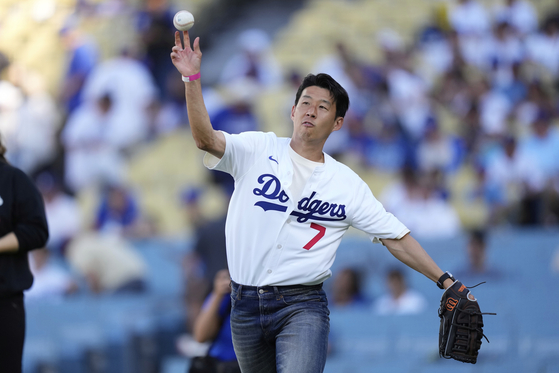 Los Angeles FC forward Son Heung-min warms up before throwing out a ceremonial first pitch before an MLB game between the Los Angeles Dodgers and the Cincinnati Reds on Aug. 27 in Los Angeles. [AP/YONHAP]