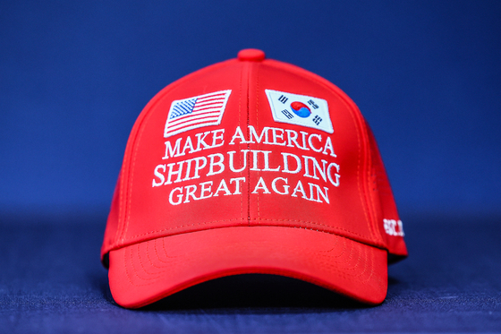 A ″Make American Shipbuilding Great Again″ hat presented by the Korean trade negotiation team to U.S. President Donald Trump in July [PRESIDENTIAL OFFICE]