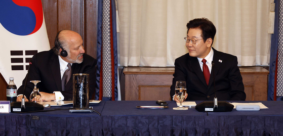 President Lee Jae Myung listens to U.S. Secretary of Commerce Howard Lutnick at a Korea-U.S. business roundtable at a hotel in Washington on Aug. 25. [JOINT PRESS CORPS]