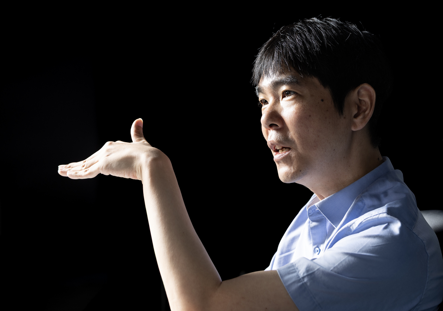 Go grandmaster Lee Se-dol, who recently released a new memoir detailing his historic 2016 match against Google DeepMind's AlphaGo, poses for a photo during an interview with the JoongAng Ilbo at the JoongAng Ilbo's studio in Mapo District, western Seoul, on Aug. 14. [KWEN HYEK-JAE]