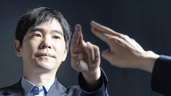 Go grandmaster Lee Se-dol, who recently released a new memoir detailing his historic 2016 match against Google DeepMind's AlphaGo, poses for a photo during an interview with the JoongAng Ilbo at the JoongAng Ilbo's studio in Mapo District, western Seoul, on Aug. 14. [KWEN HYEK-JAE]