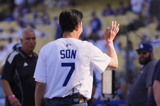 Los Angeles FC forward Son Heung-min waves to fans during batting practice for the Los Angeles Dodgers before the Dodgers host the Cincinnati Reds in an MLB game on Aug. 27 in Los Angeles. [AP/YONHAP]