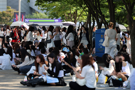 Civilians evacuate the Olympic Gymnastics Arena in Songpa District, southern Seoul, on Aug. 10, following a bomb threat. [NEWS1]