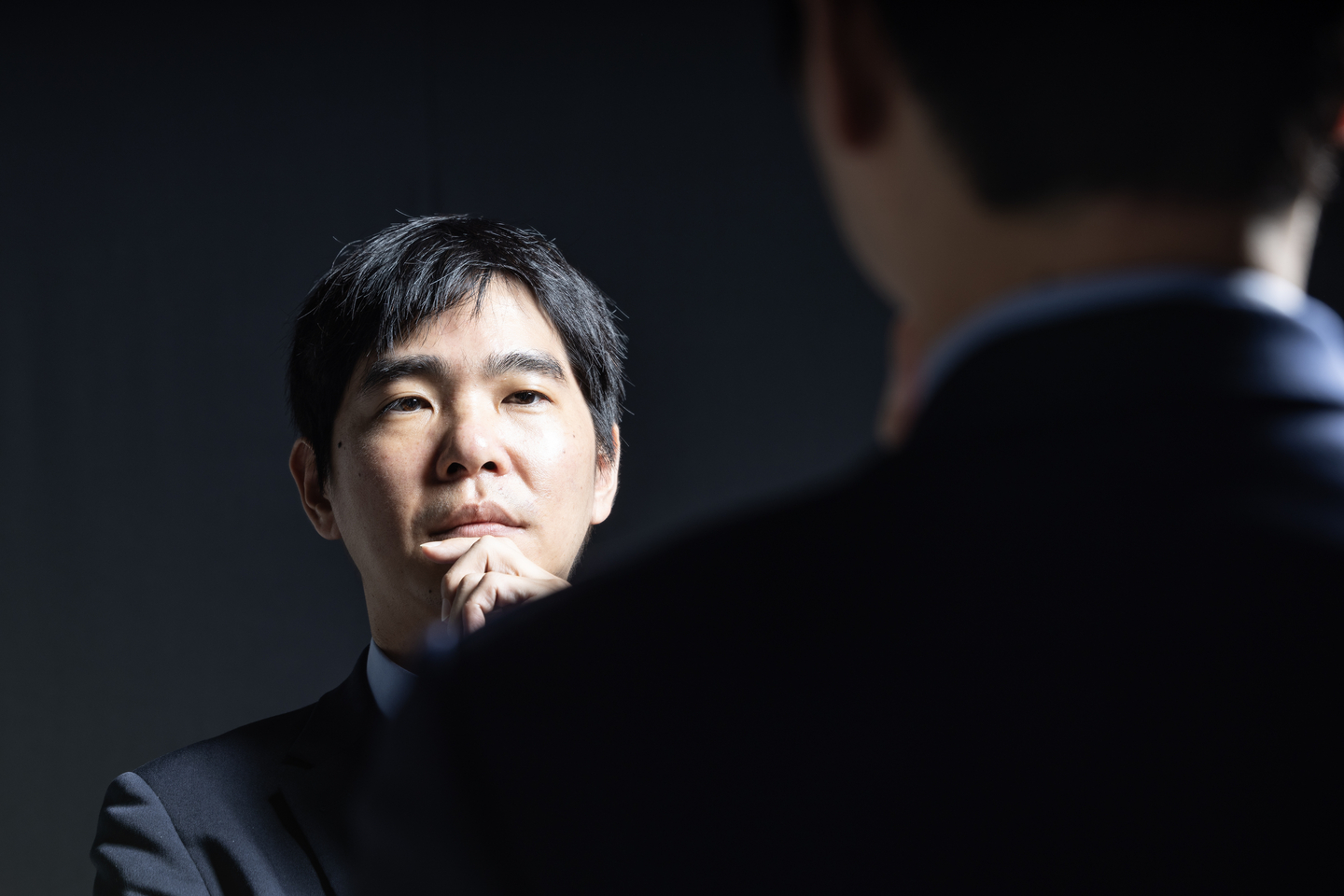 Go grandmaster Lee Se-dol, who recently released a new memoir detailing his historic 2016 match against Google DeepMind's AlphaGo, poses for a photo during an interview with the JoongAng Ilbo at the JoongAng Ilbo's studio in Mapo District, western Seoul, on Aug. 14. [KWEN HYEK-JAE]