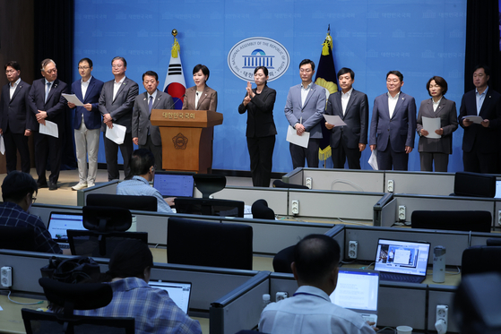 Jeon Hyun-heui, head of the Democratic Party’s task force on special counsel investigations, and other members call on the special counsel to reapply for an arrest warrant after an additional investigation, expressing concern over the dismissal of a warrant for former Prime Minister Han Duck-soo, during a press conference at the National Assembly in western Seoul on Aug. 28. [YONHAP]