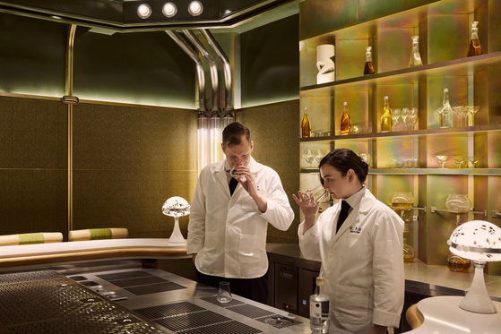 Head bartender Odd Strandbakken and beverage creative director Alyssa Heidt at H. Bar. [FOUR SEASONS HOTEL SEOUL]