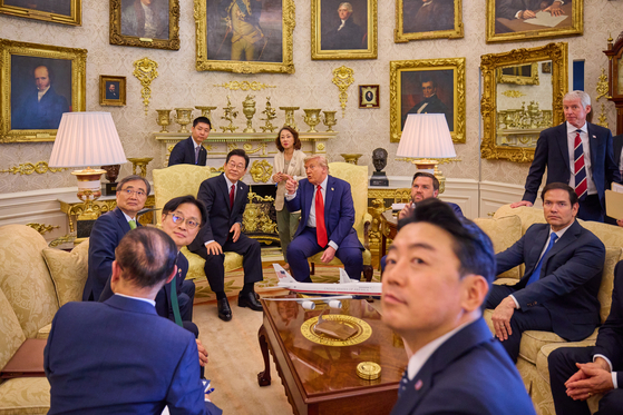 President Lee Jae Myung and U.S. President Donald Trump are pictured during their summit at the Oval Office of the White House in Washington on Aug. 25 in this photo provided by the presidential office on Aug. 26. [PRESIDENTIAL OFFICE]