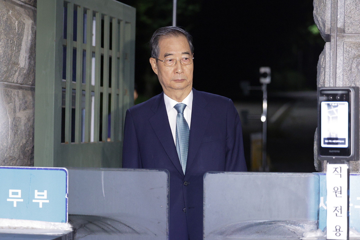 Former Prime Minister Han Duck-soo, accused of aiding former President Yoon Suk Yeol’s alleged insurrection during the short-lived imposition of martial law on Dec. 3, 2024, leaves the Seoul Detention Center in Uiwang, Gyeonggi, on Aug. 27 after a court denied a request for a warrant to detain him. [NEWS1]