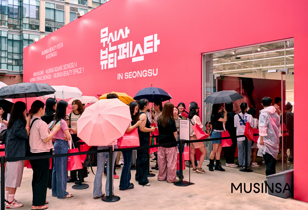 Visitors line up to enter Musinsa Beauty Festa, which ran from Aug. 19 through Sept. 8. [MUSINSA]