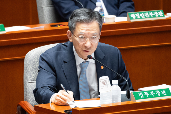 Minister of Justice Jung Sung-ho answers questions from lawmakers during a National Assembly session at the National Assembly in Yeouido, western Seoul on Aug. 26. [NEWS1]
