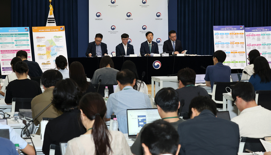 Deputy Prime Minister and Finance Minister Koo Yun-cheol, second from right, speaks during a press conference on next year's budget at the government complex in Sejong on Aug. 29. [YONHAP]
