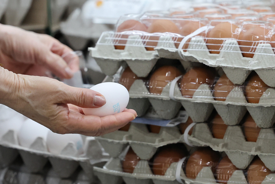 Eggs are displayed at a supermarket in Seoul on June 17. [YONHAP]