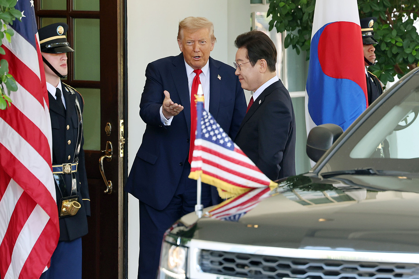 Korean President Lee Jae Myung, right, waves as he is greeted by U.S. President Donald Trump ahead of their first bilateral summit at the White House in Washington on Aug. 25. [JOINT PRESS CORPS]
