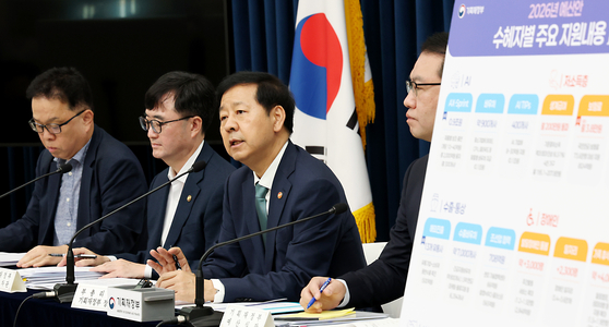 Deputy Prime Minister and Finance Minister Koo Yun-cheol speaks during a press conference on next year's budget at the government complex in Sejong on Aug. 28. [NEWS1]