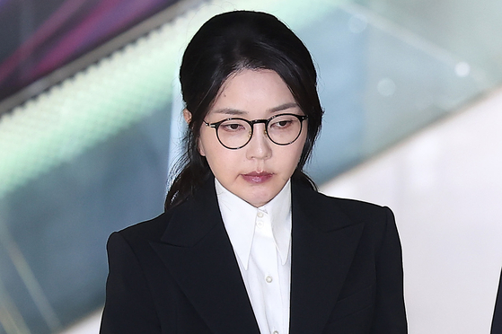 Kim Keon Hee, wife of former President Yoon Suk Yeol, leaves the office of the special counsel team led by Min Joong-ki at the KT Gwanghwamun Building in Jongno District, central Seoul, on Aug. 6 after being questioned. [NEWS1]