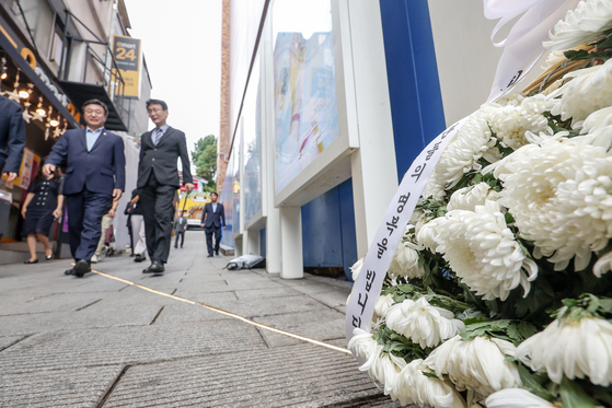 Minister of the Interior and Safety Yun Ho-jung visits the Oct. 29 Memorial and Safety Road, at the alley in Yongsan District, central Seoul where the Itaewon crowd crush took place on Oct. 29, 2022, on Aug. 4. [YONHAP]