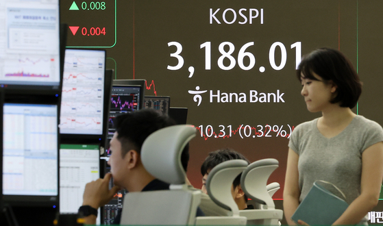 The benchmark Korea Composite Stock Price Index (Kospi) is displayed on a screen inside the dealing room in Hana Bank in central Seoul on Aug. 29. [YONHAP]