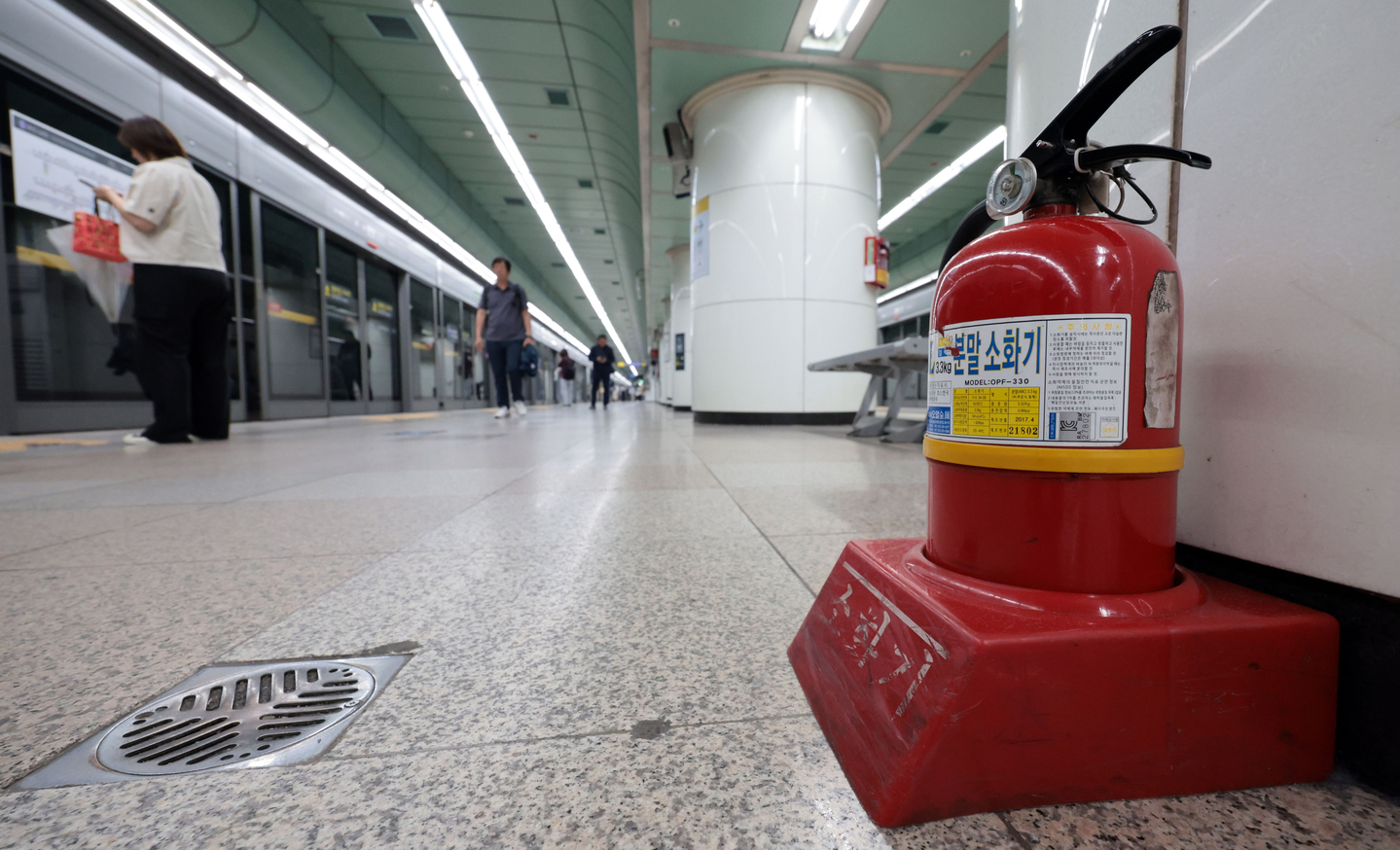 The photo shows fire extinguishers placed throughout Gwanghwamun Station on Seoul Metro’s Line No. 5 on June 2. [YONHAP] 