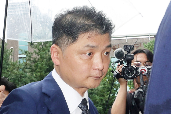 Kakao founder Kim Beom-su walks into Seoul Southern District Court in Yangcheon District, southern Seoul on July 22, 2024. [JOONGANG ILBO]