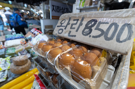 Eggs are on sale at a traditional market in Seoul on Aug. 10. [NEWS1]
