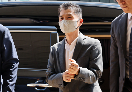 Kim Beom-su, founder of tech giant Kakao Corp., arrives at the Seoul Southern District Court in the capital on Aug. 29, to attend the final trial of his stock manipulation trial. [YONHAP] 