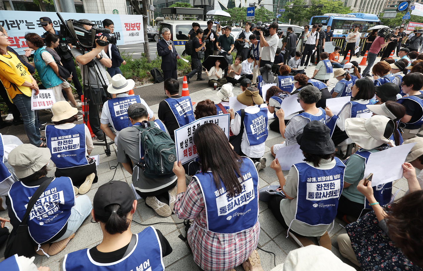 Seoul Education Superintendent Jung Keun-sik speaks after hearing complaints from parents at a press conference near the Seoul Metropolitan Council in central Seoul on Aug. 27, where advocates called for the establishment of a special school. [YONHAP]