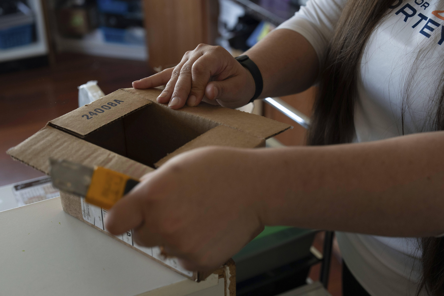 A worker opens packages at A Sight For Sore Eyes, a brick-and-mortar and e-commerce store specializing in sport goggles in West Linn, Oregon, on Aug. 20. [AP/YONHAP]