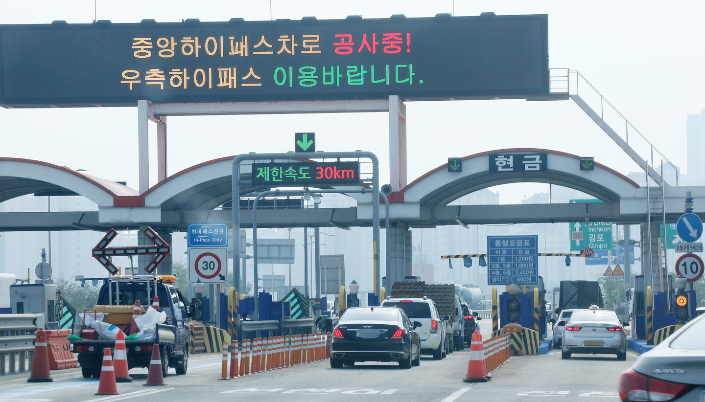 Cars pass the Ilsan Bridge tollgate in Geolpo-dong, Gimpo, Gyeonggi, on Oct. 26, 2021. [YONHAP]