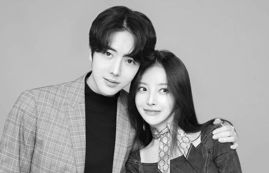 Popular webtoon author Park Tae-jun, left, and former K-pop idol Choi Soo-jung [SCREEN CAPTURE]
